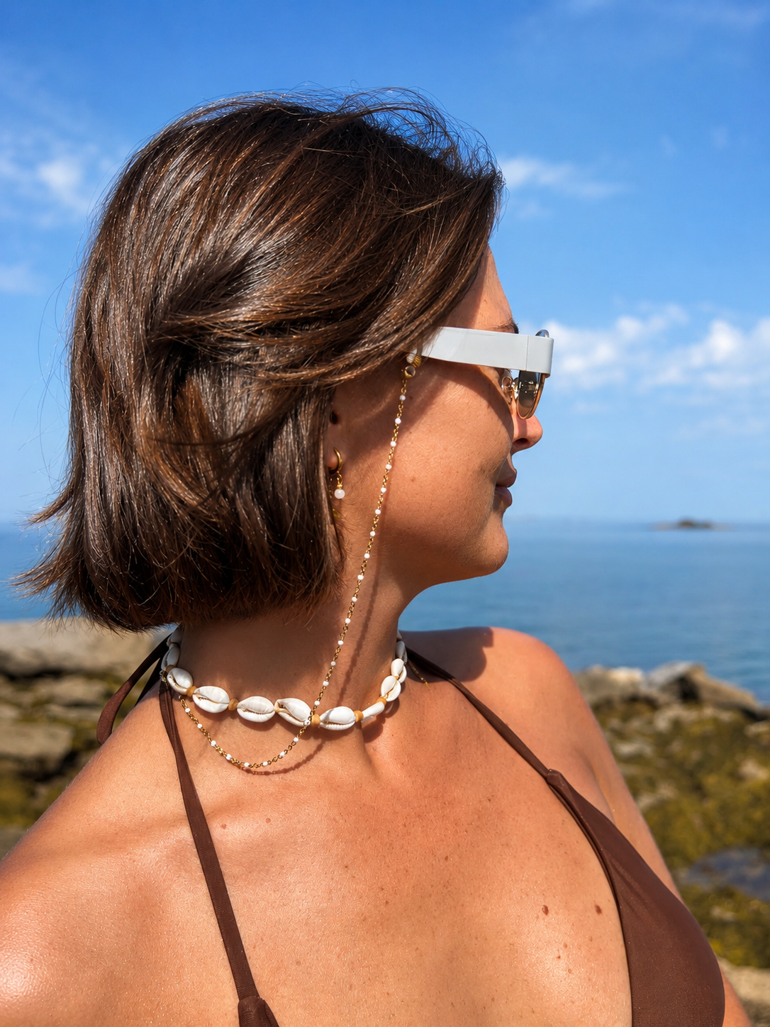 Blanc nacré : Dune, chaîne de lunettes portée JACQUAND
