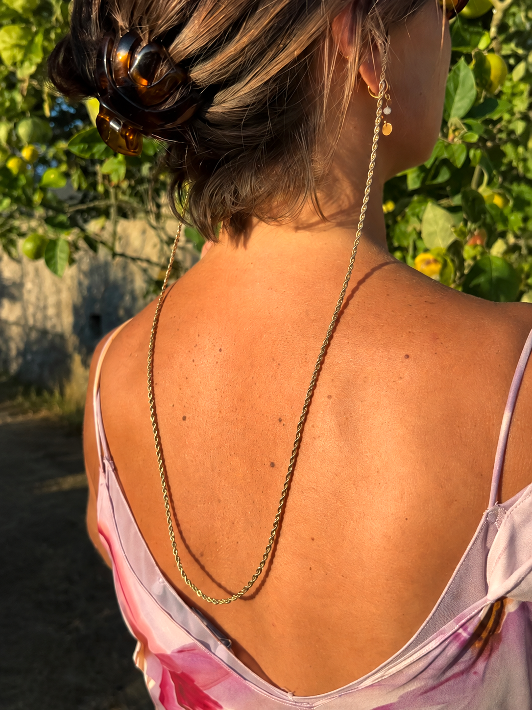 Eugénie portée dans le dos, lunettes remontées dans les cheveux, JACQUAND