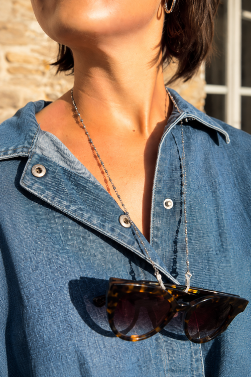 Rosalie portée en chaîne de lunettes sur une chemise en jean, JACQUAND