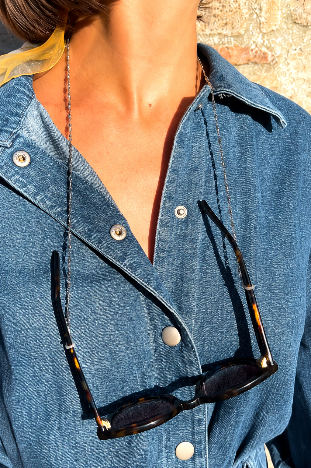 Rosalie portée avec des lunettes écaille sur une chemise en jean, JACQUAND
