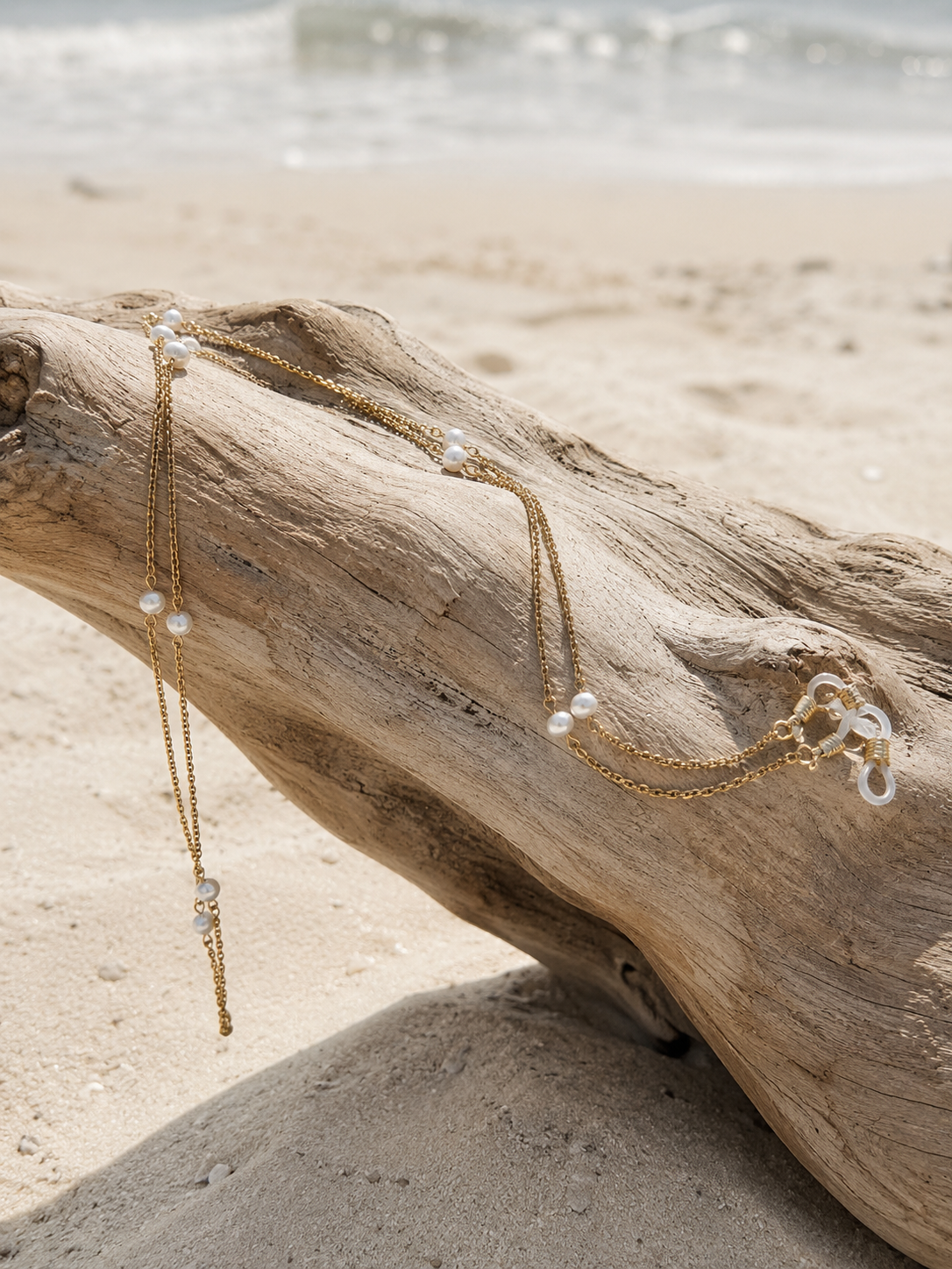 Oyat, chaîne de lunettes à perles d'eau douce posée sur un bois flotté, JACQUAND